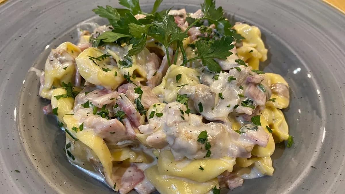 Tortellini sonkával, tejszínnel és gombával