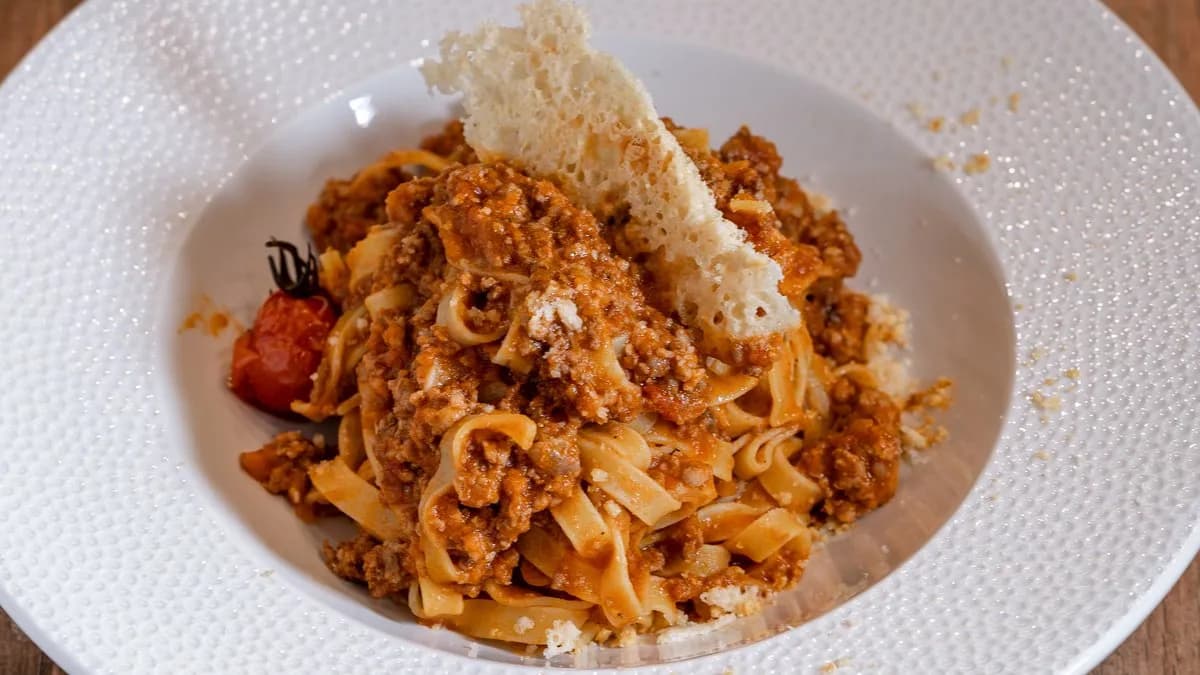 Friss tagliatelle bolognai raguval