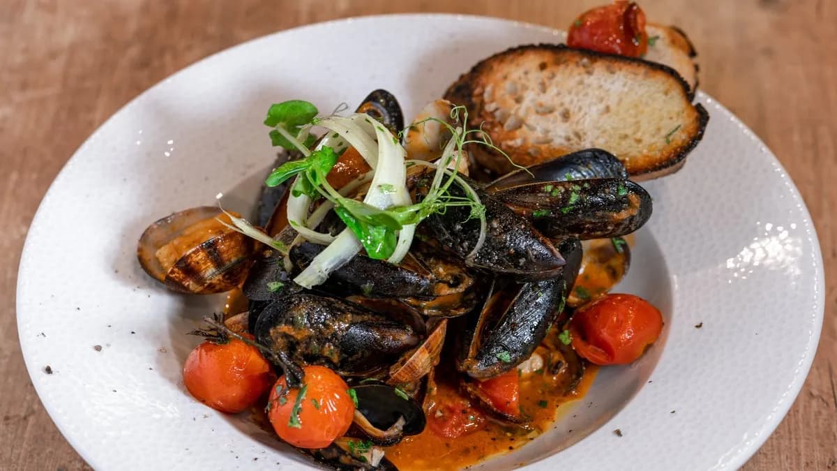 Cserépedényben főtt csípős paradicsomos szósz feketekagylóval