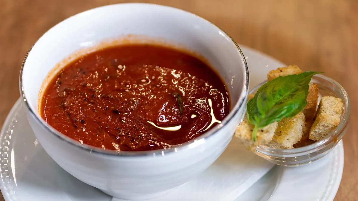 Paradicsomleves pirított kenyér kockával