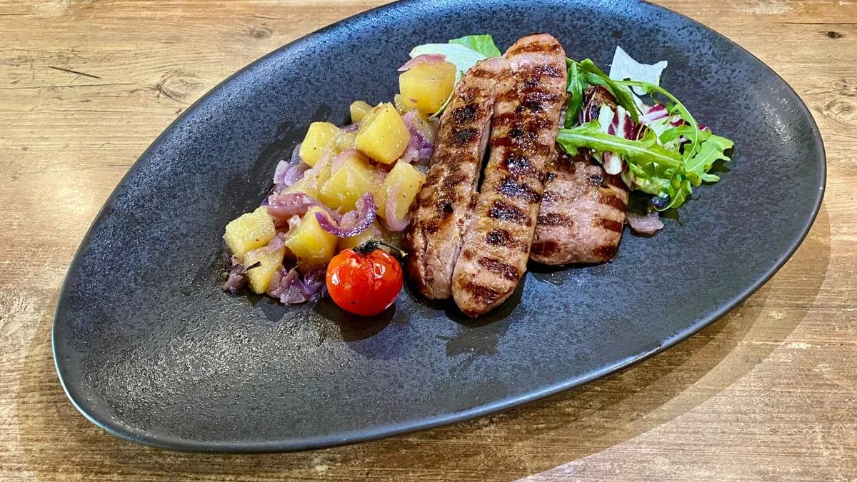 Grillezet olasz kolbász serpenyős burgonyával és hagymával