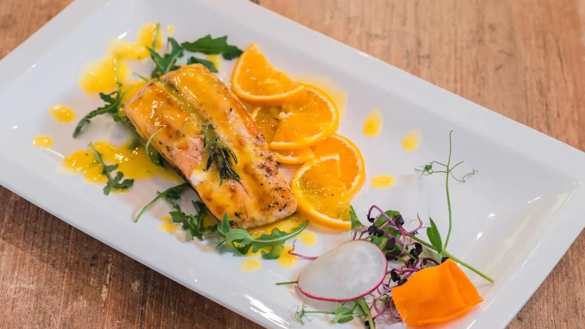Grillezett lazac steak narancsszószban