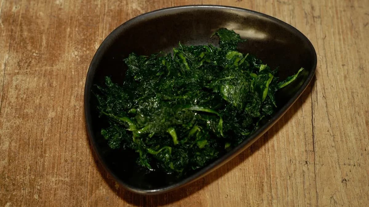 Serpenyőben párolt fokhagymás spenót vajjal