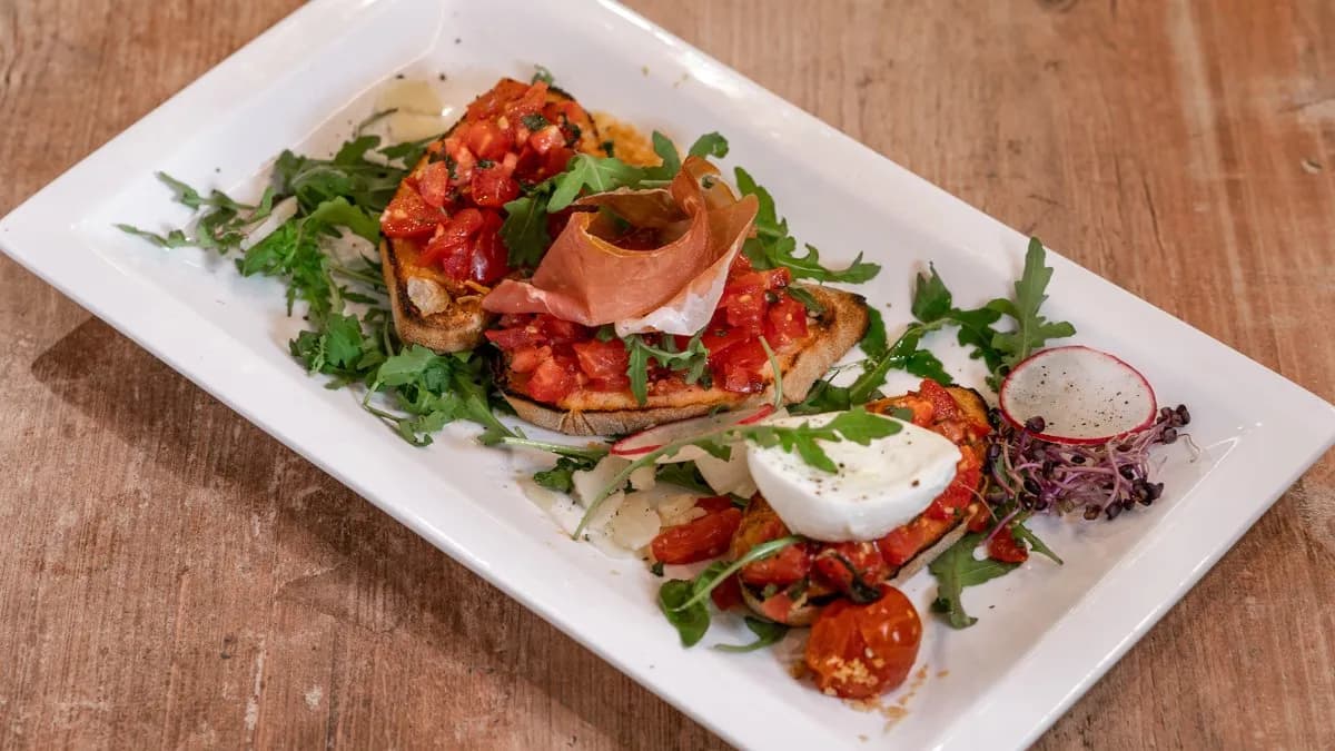 Bruschetta válogatás vargany gomba , rukkolával, sonkával és bivaly mozarellával