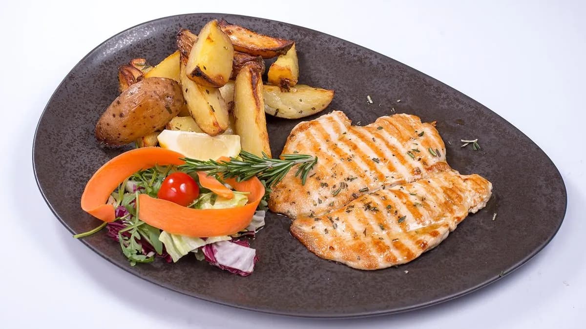 Grillezett csirkemell tepsis krumplival