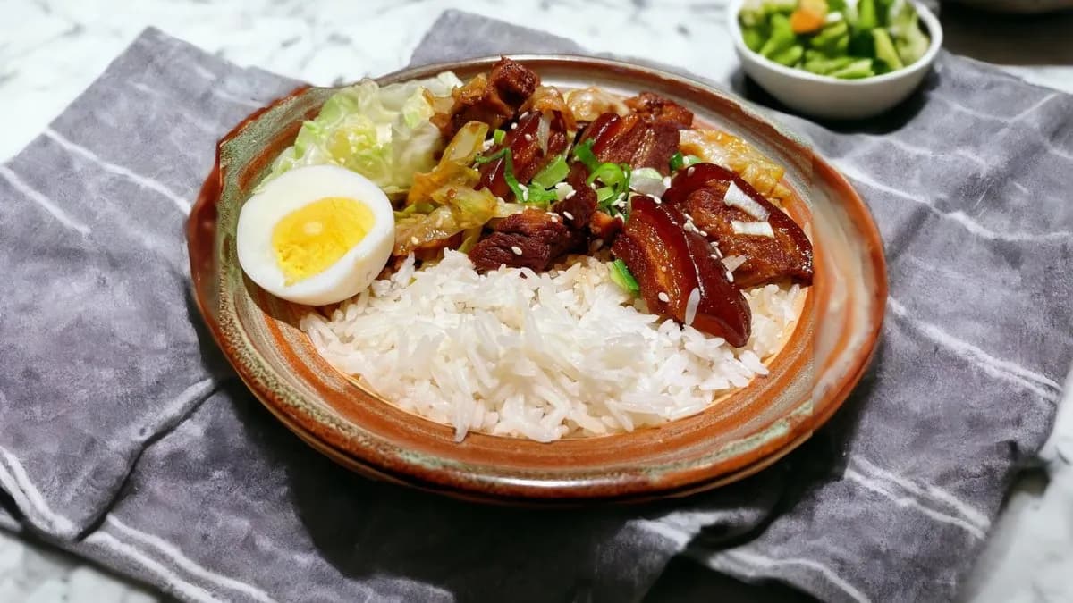 B2 Párolt sertéshús, káposztával és rizzsel