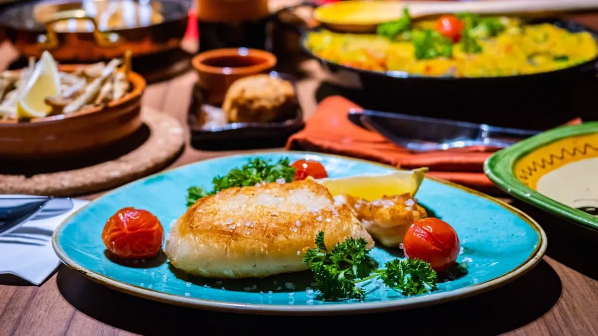 Grillezett tintahal mediterrán paradicsom salátával