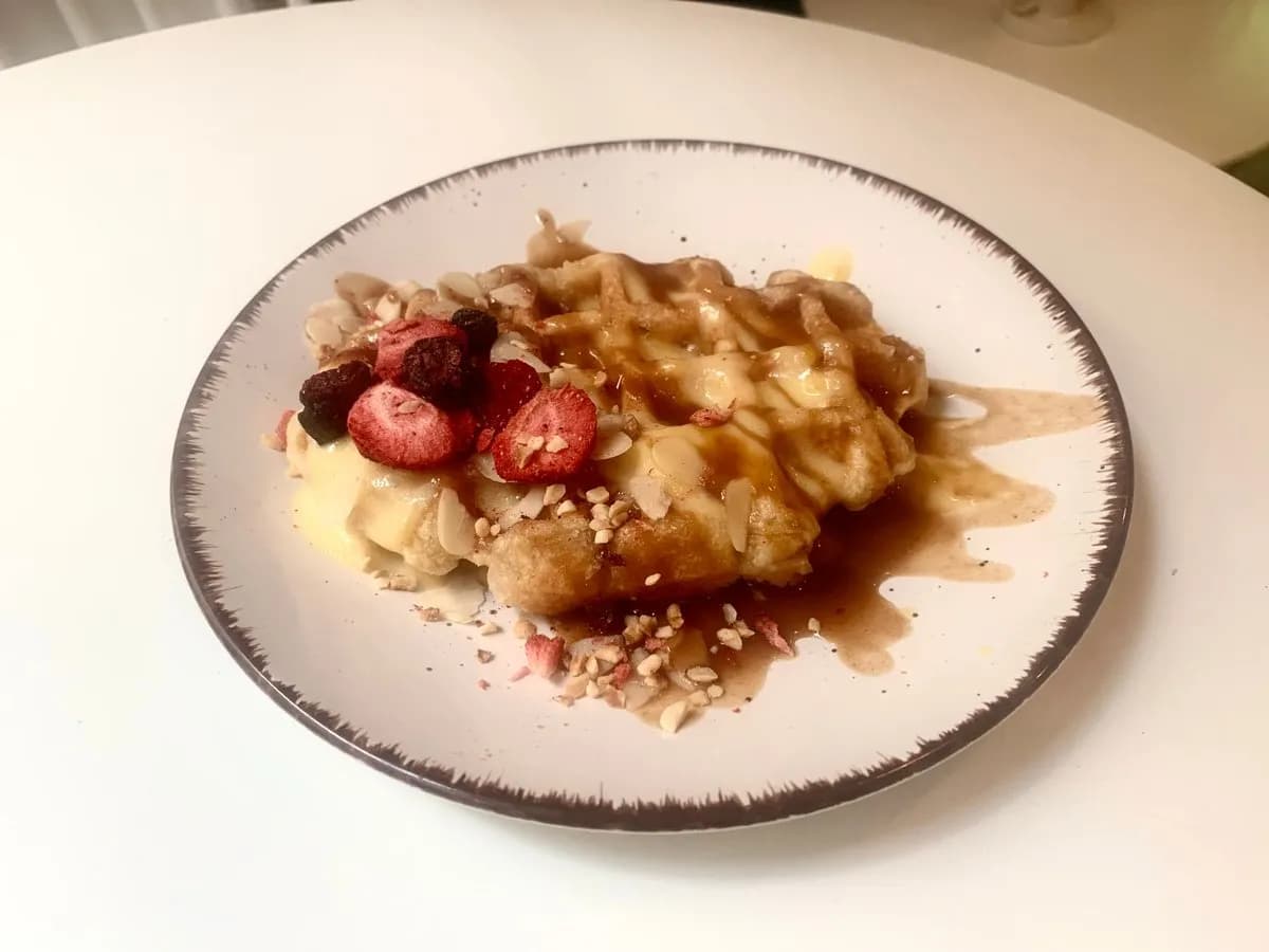 Belga gofri vanília sodoval, karamellával (Waffle with vanilla sauce & caramel)
