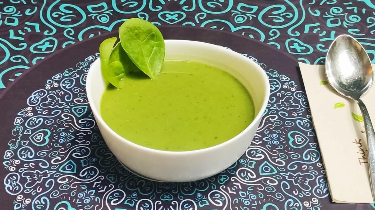 Bazsalikomos zöldborsókrémleves