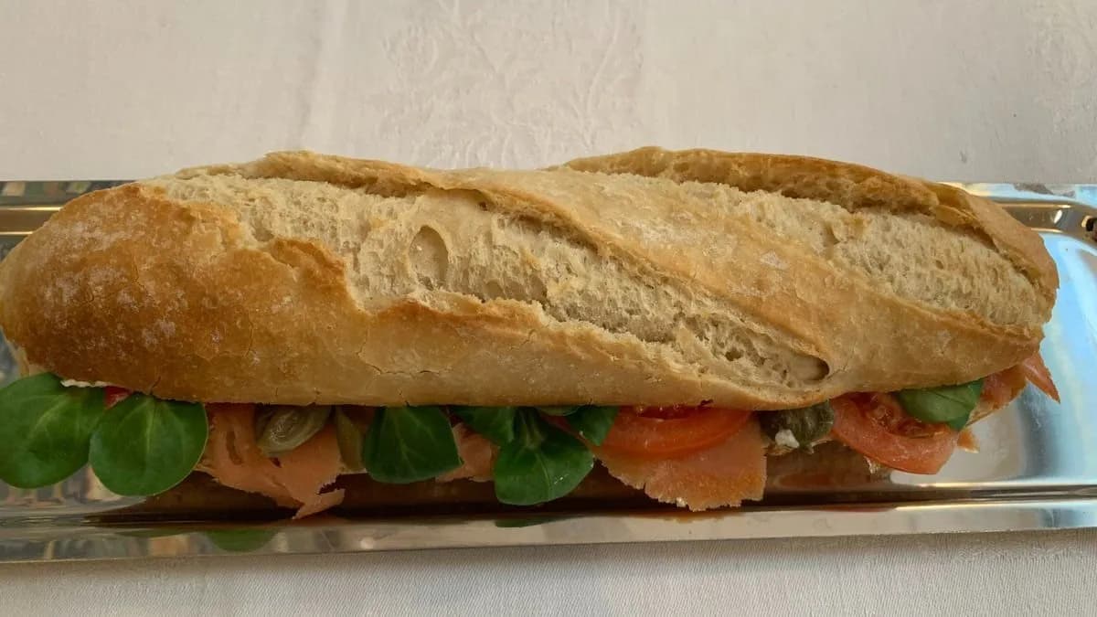 Füstölt lazacos bagett szendvics