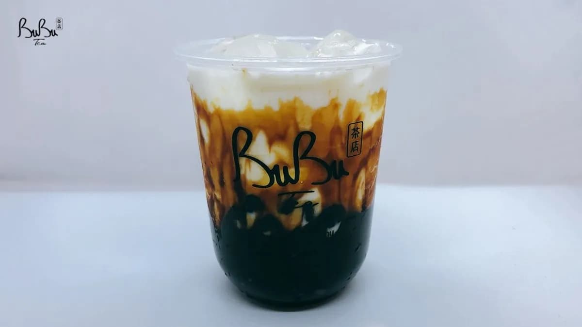 Tejes fekete tea barna cukorral