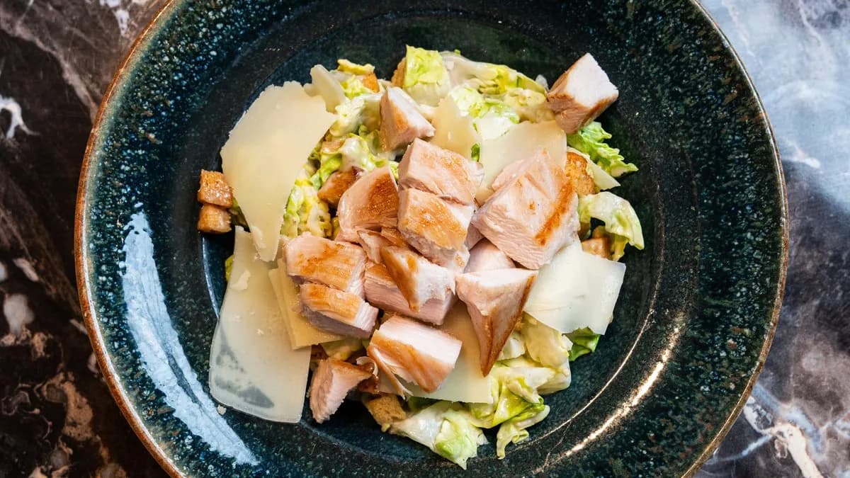 Hagyományos cézár saláta grillezett csirkével