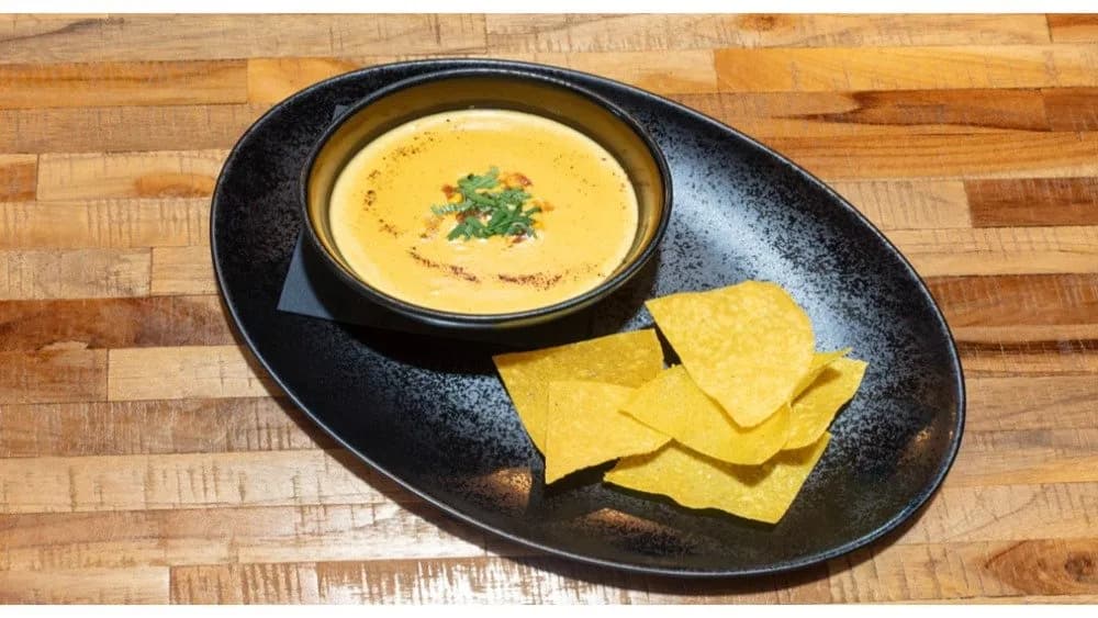 Chips & salsa & cream