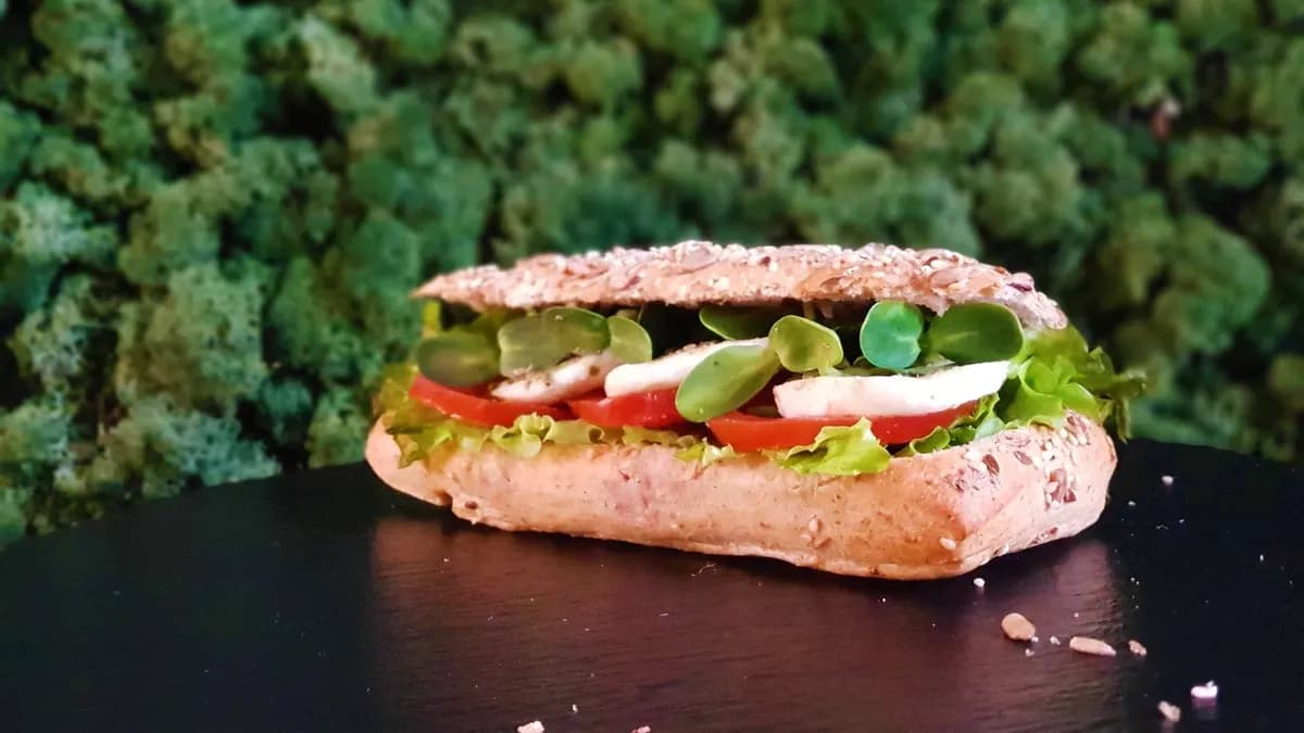 Mozzarella-paradicsom szendvics