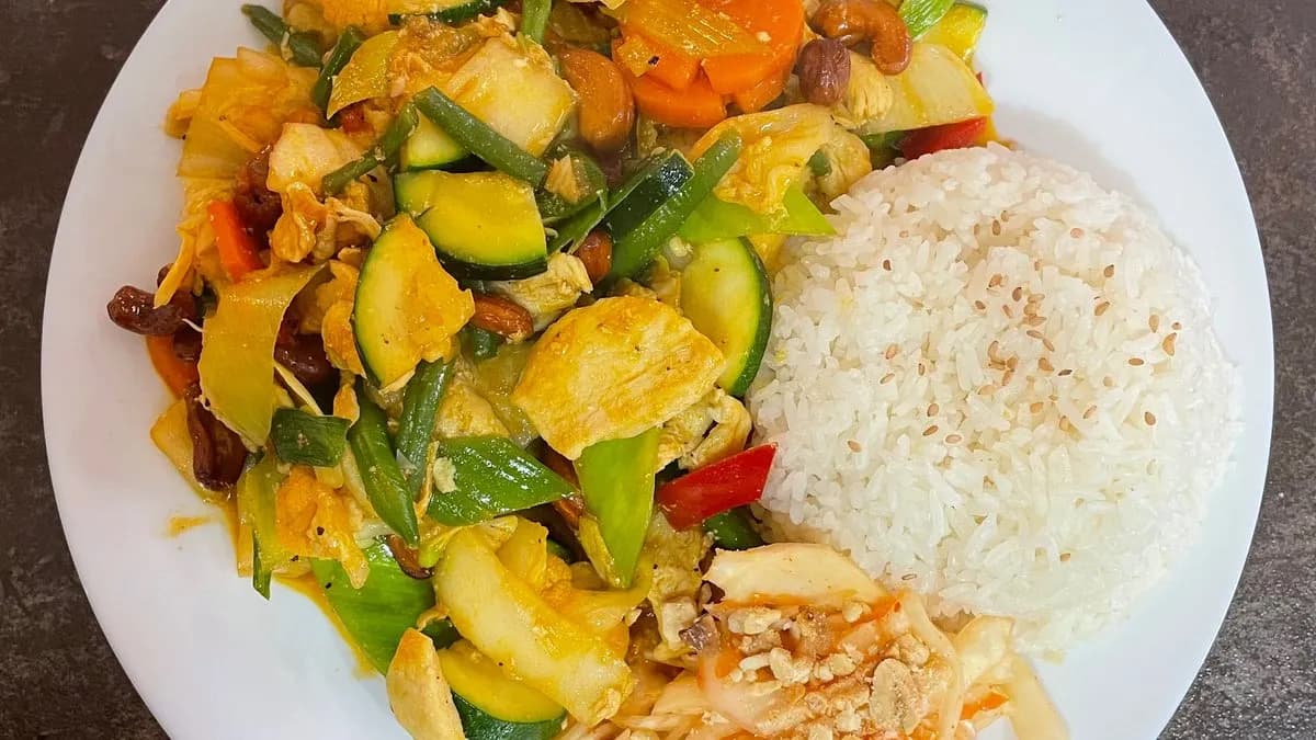 22. Kesudiós csirke rizzsel, salátával