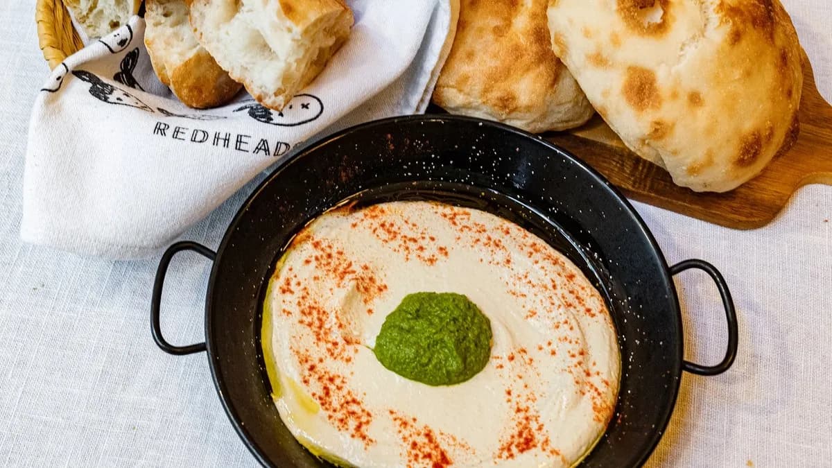 Humusz tál pita kenyérrel