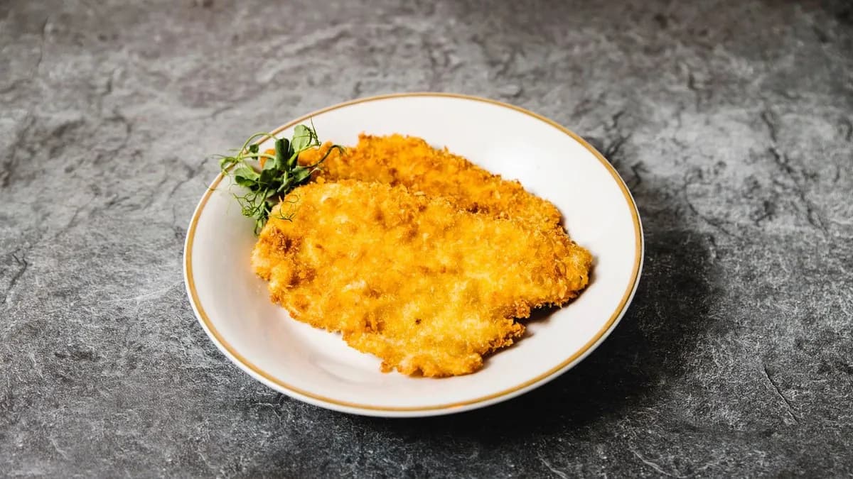 Pankómorzsás rántott csirkemell 2 szelet körettel vegyes friss salátával