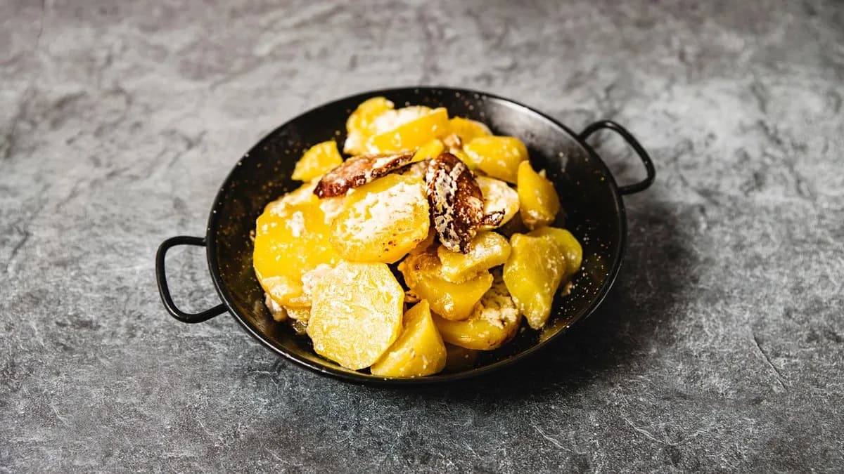 Hagyományos rakott krumpli kolbásszal