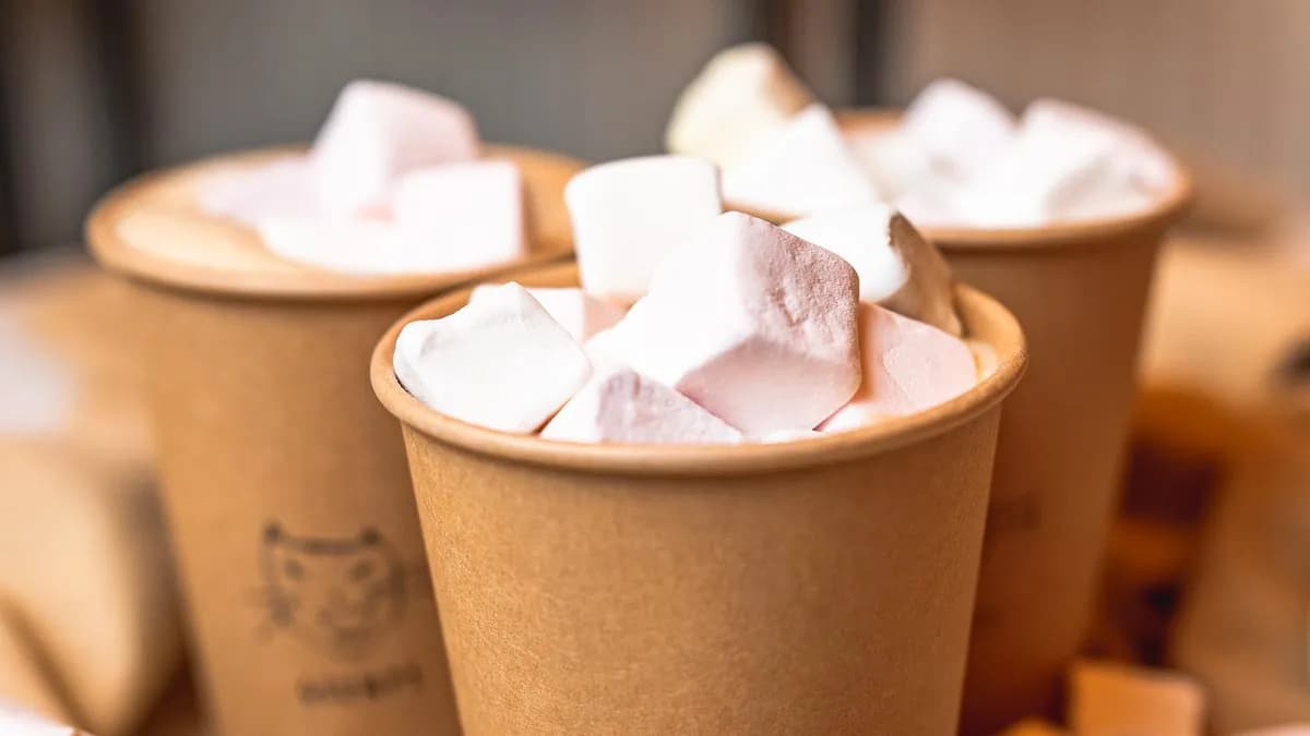 Tejeskávé Pillecukorral a tetején, növényi tejből