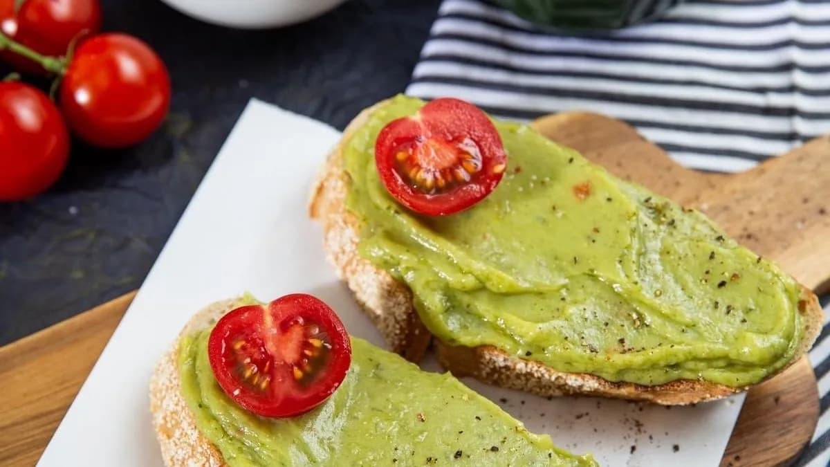 Guacamole toast friss zöld saláta