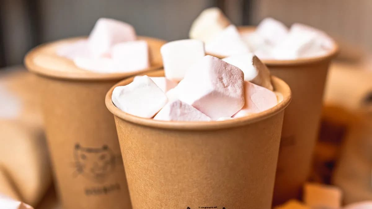 Tejeskávé Pillecukorral a tetején, laktózmentes