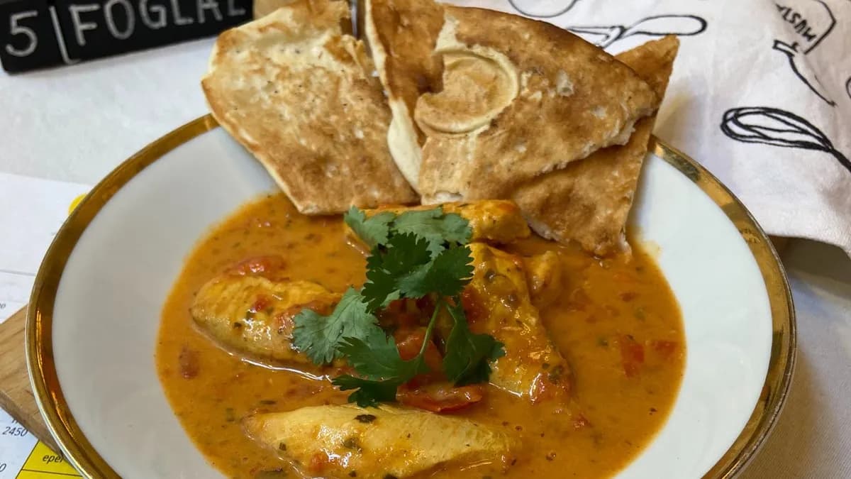 Csirke Tikka Masala Naan kenyérrel