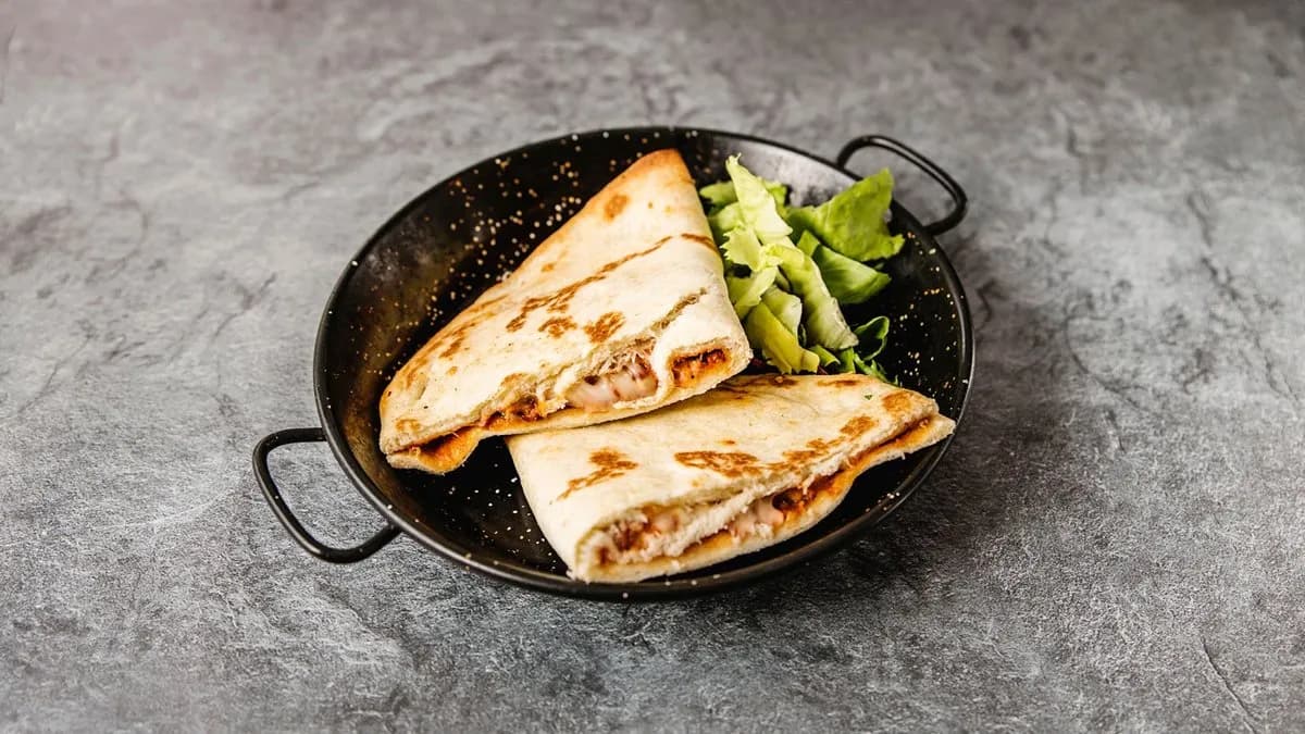 Vegetáriánus paradicsomos-mozzarellás lepény kemencében sütve