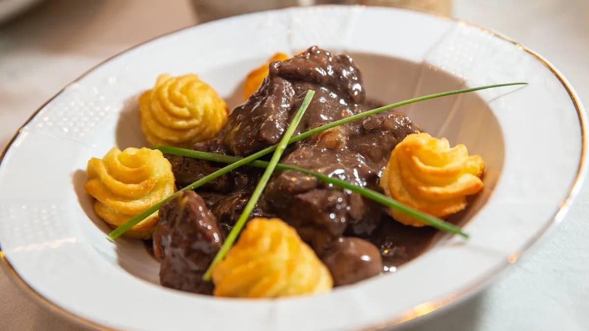 Francia vörösboros marhapörkölt röszti burgonyával