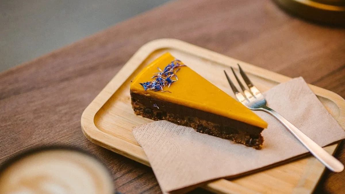 Nyers mangó-csokis torta szelet ( Vegán)