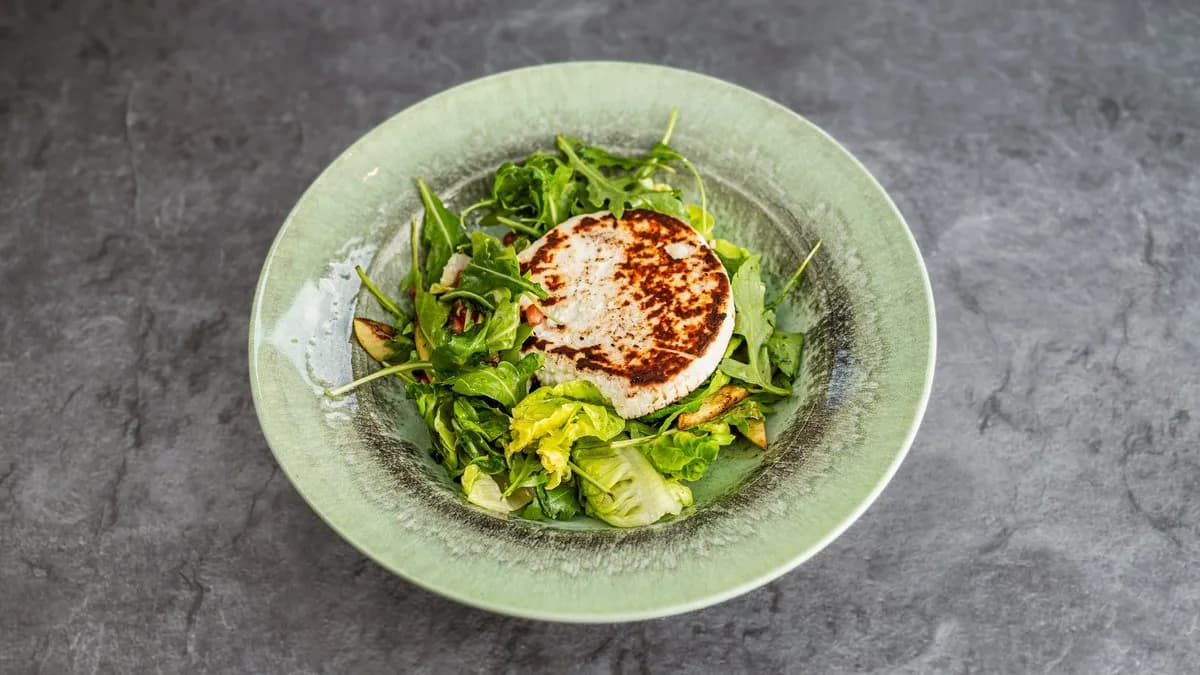 Kecskesajt zöldsalátával