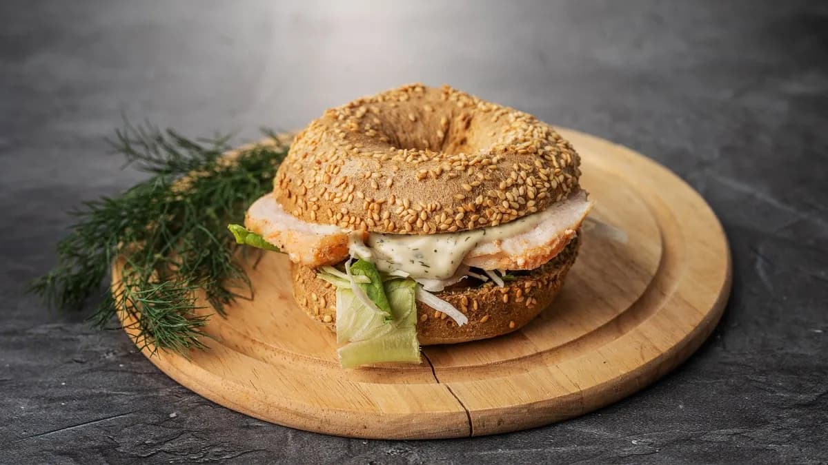 Sous-vide csirkemelles-mustáros bagel