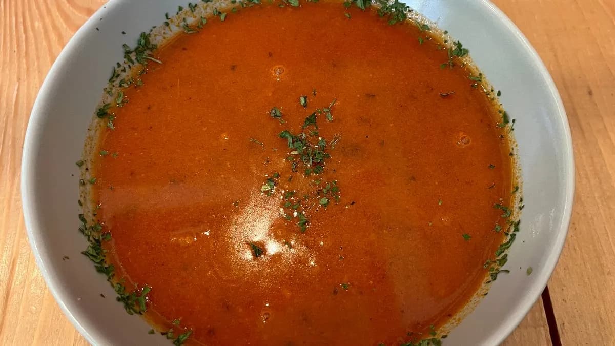 Bazsalikomos paradicsomleves