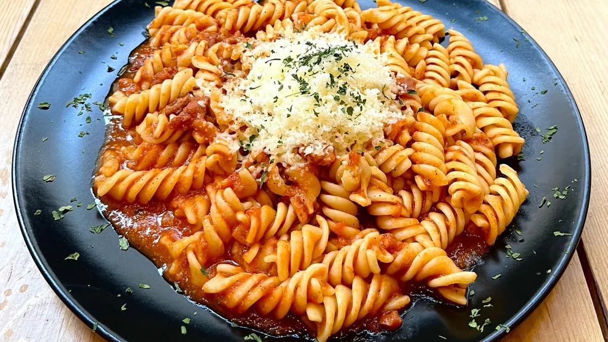 Csirkés Bolognai(!) (Nagy adag) + Paradicsomleves + Saláta + Desszert + Ital