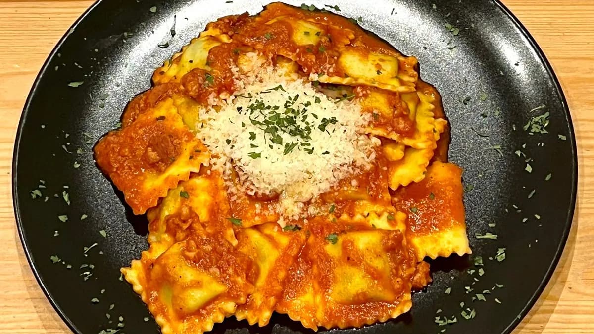 Ravioli spenóttal és túróval, + 6féle szósz egyike + desszert + 1db üdítő.