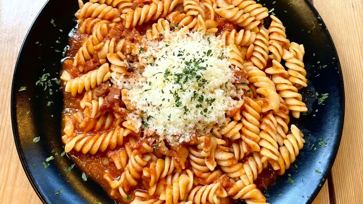 Magyaros Fusilli(Nagy adag)+ Paradicsomleves + Saláta + desszert + üdítő