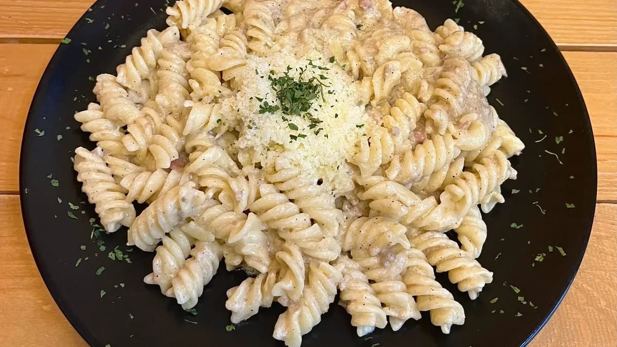 Cheddar& Bacon Fusilli(Nagy adag)+ Paradicsomleves + Saláta mix+ desszert + Ital