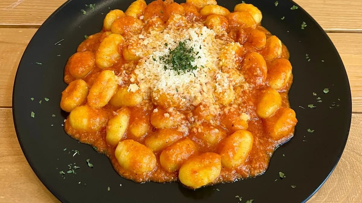 Gnocchi+ választható szósz(Nagy adag)+ Paradicsomleves+ Saláta + Desszert + Ital