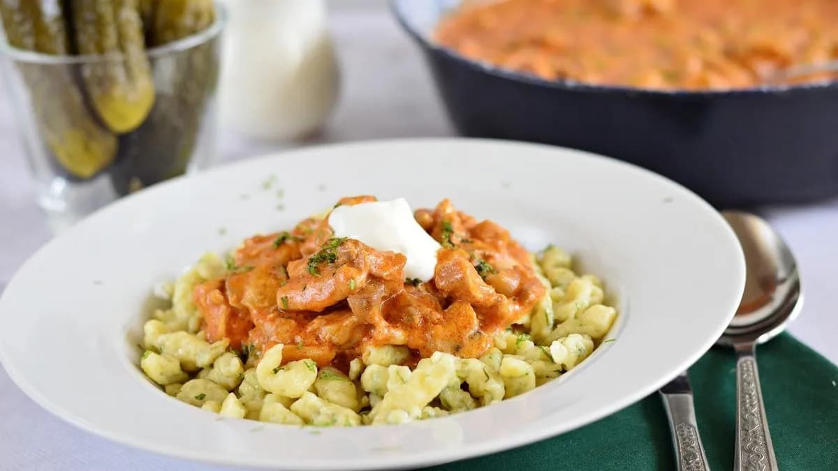 Tejfölös csirkepaprikás (csirkemellből) galuskával