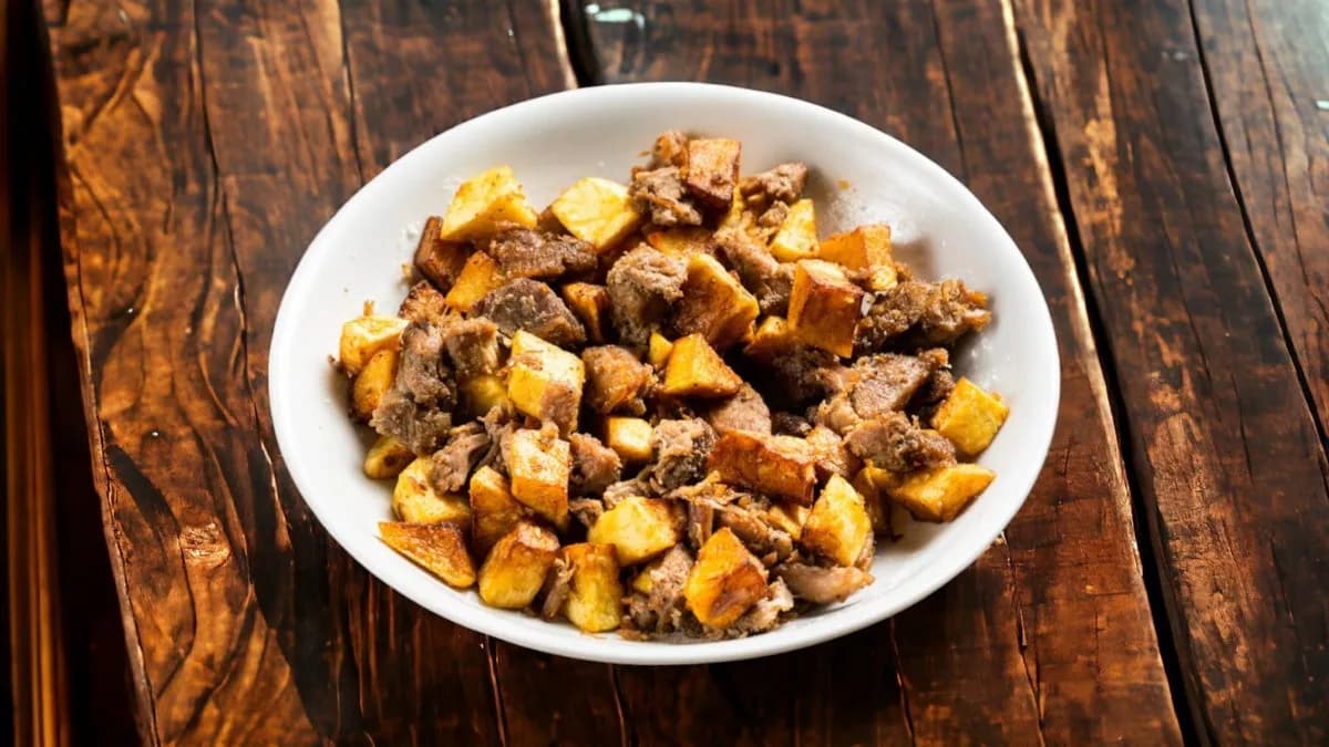 Brassói aprópecsenye,hasábburgonyával,káposztasalátával ;