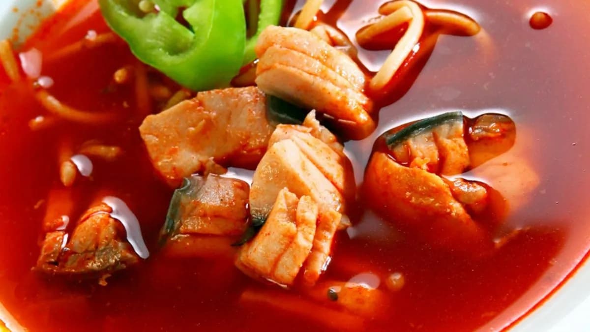 Halászlé,szálka mentes harcsafilével, gyufatésztával