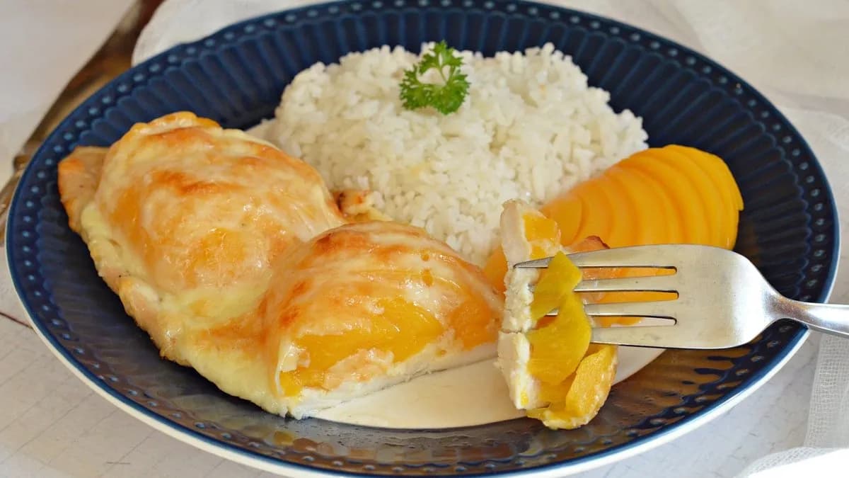 Roston sült csirkemellfilé barackkal és sajttal sütve párolt rizzsel