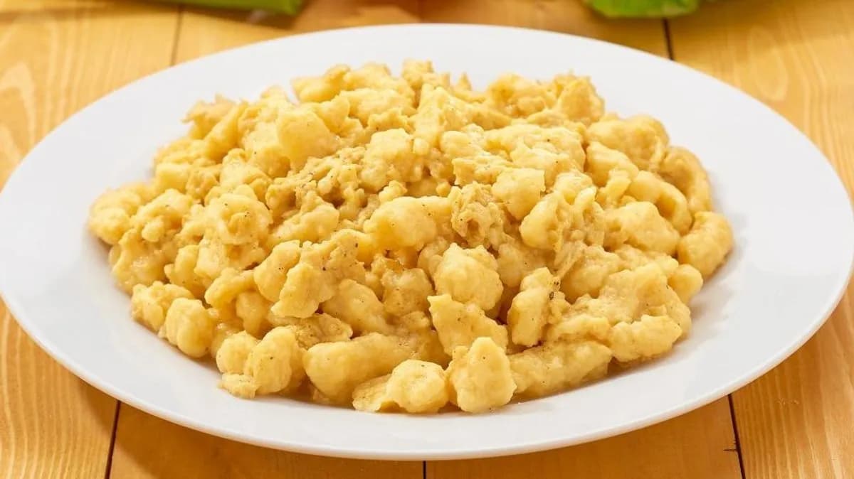 Tojásos galuska,csemege uborkával