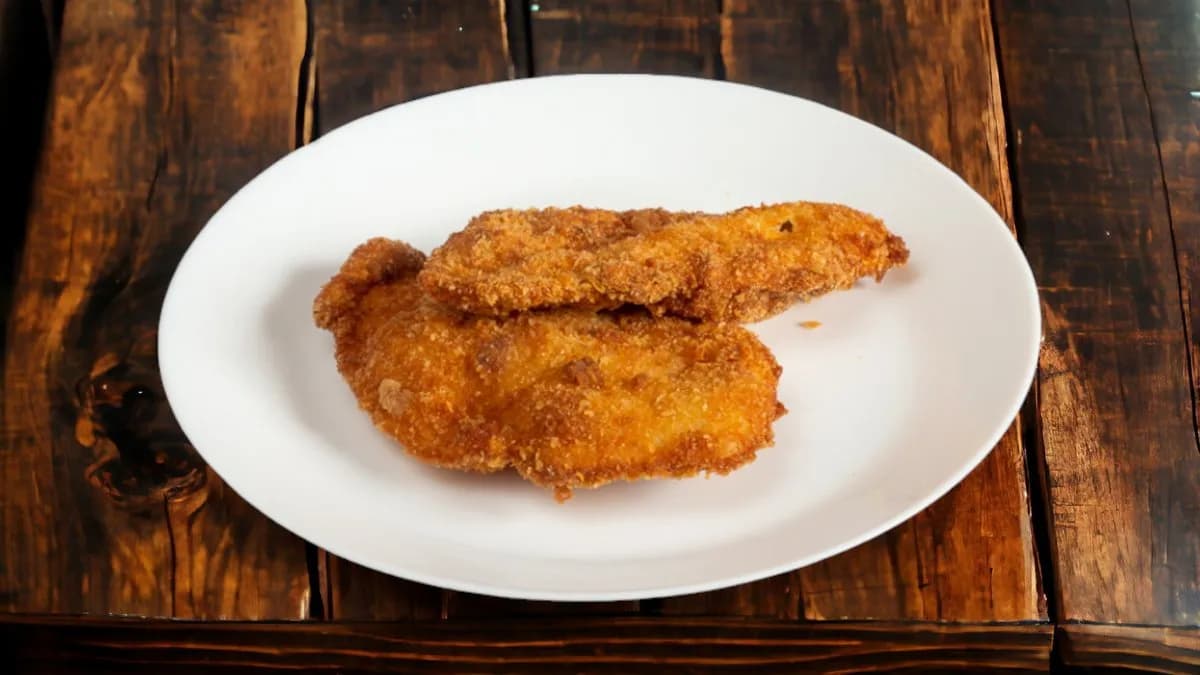 2 szelet Rántott sertéskaraj burgonyapürével ;