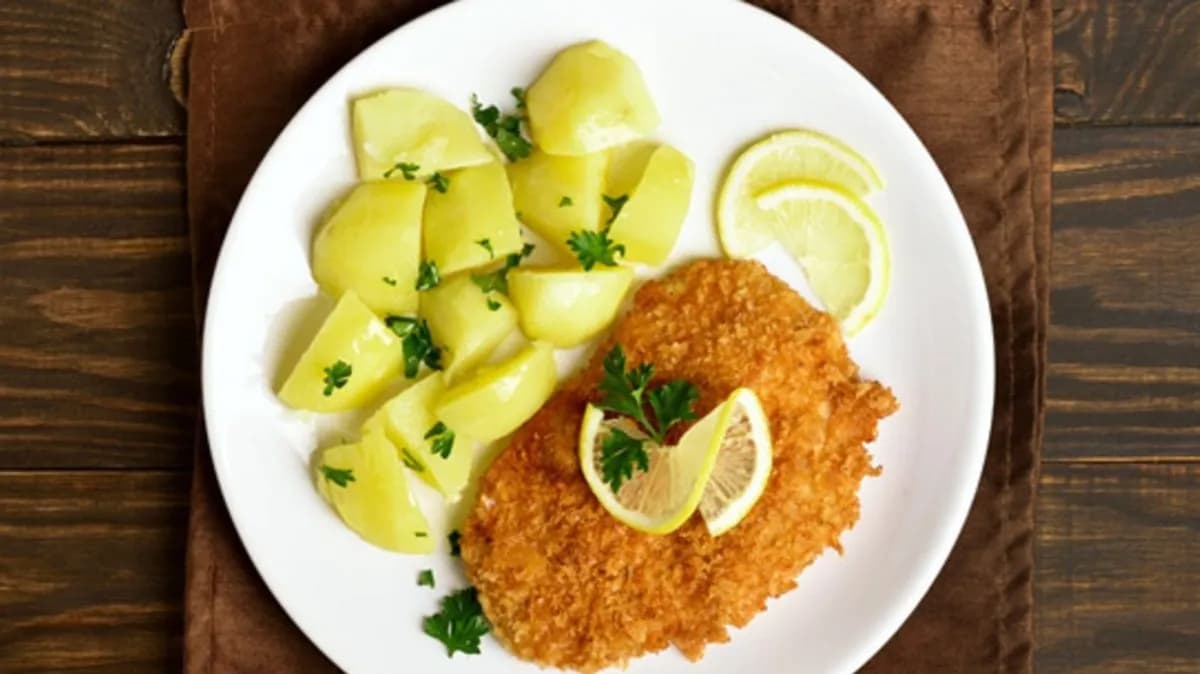 Párizsi bundában sült csirkemellfilé petrezselymes burgonyával