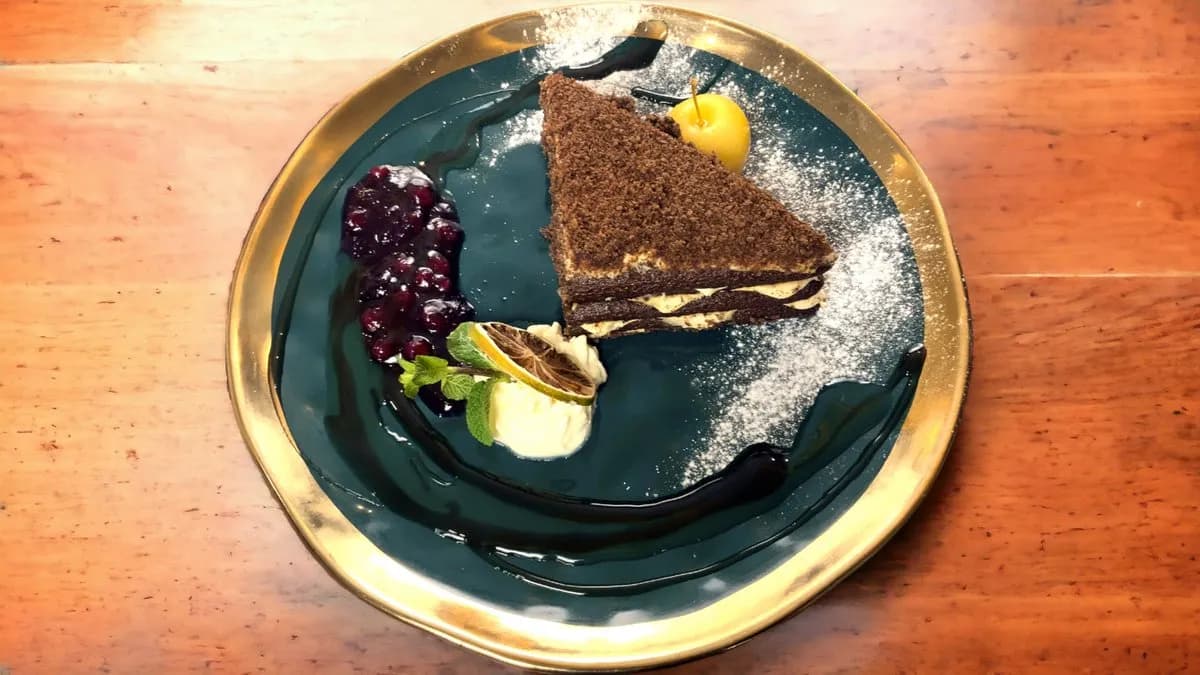 Mézes-kakaós torta, bébikörtével, aszalt gyümölcsökkel