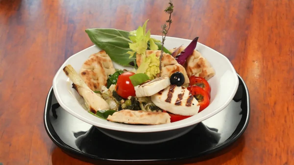 Hajdinasaláta grillezett juhsajttal