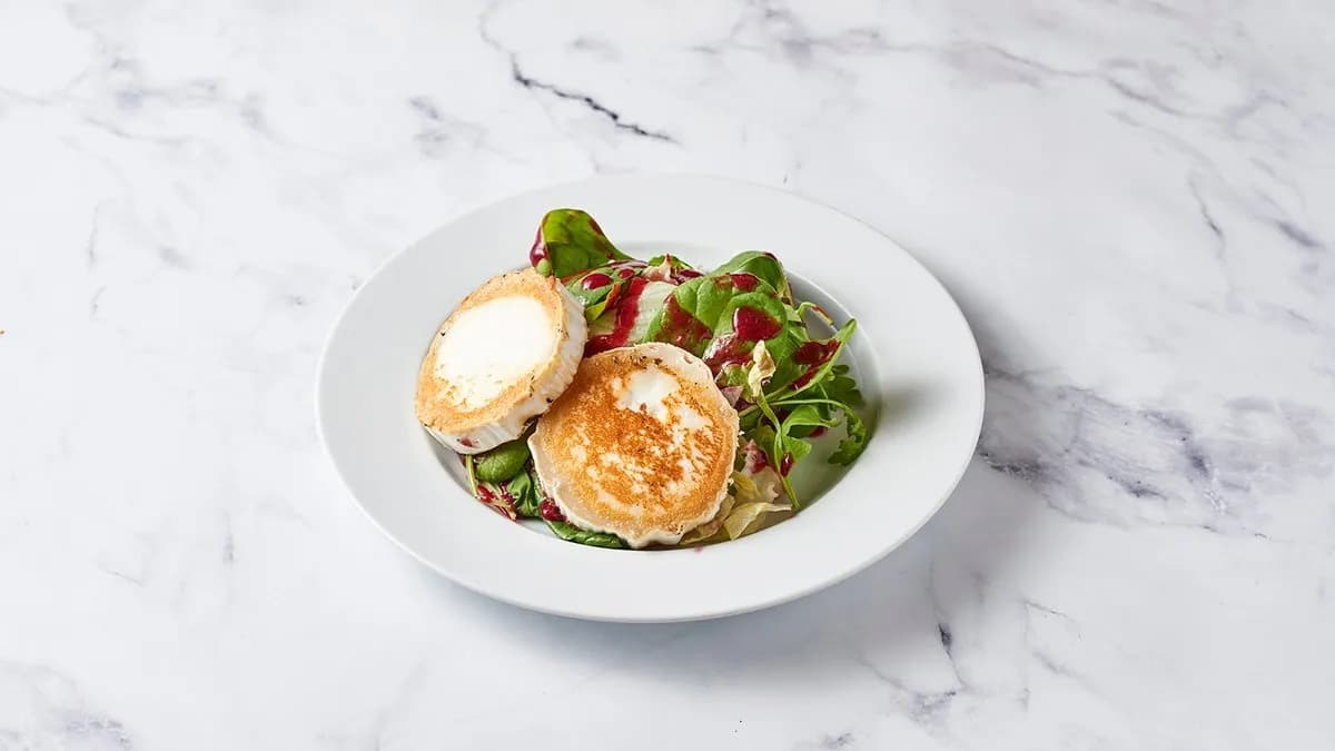 Grillezett kecskesajt salátaágyon