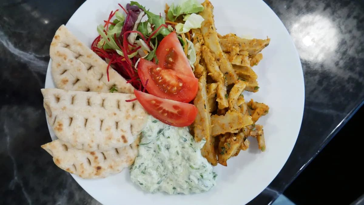 Vegán Gyros-Tál Pitával, Tzatzikivel és Zöldsalátával