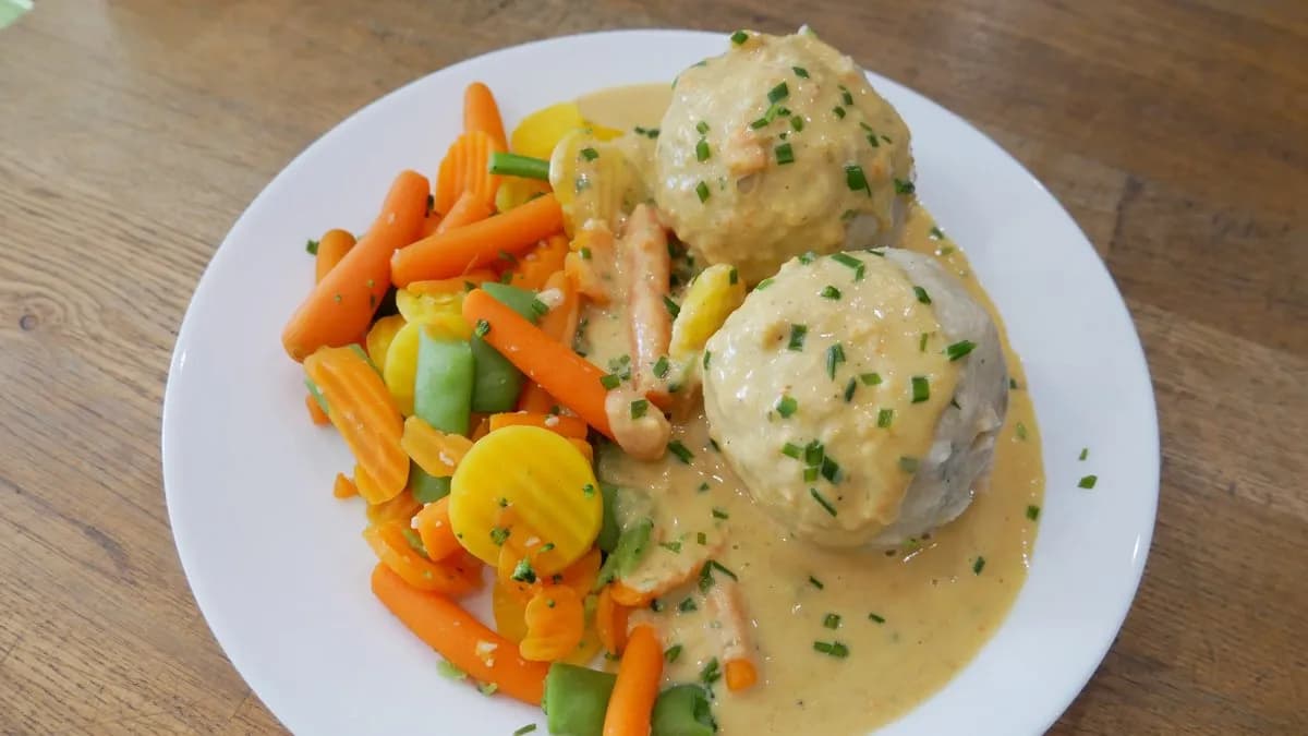 Házi Zsemlegombócok Vadasmártással és Párolt Zöldségekkel