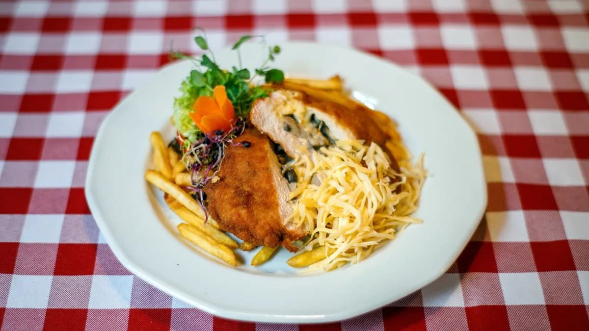 Gombával, sajttal töltött csirkemell rántva